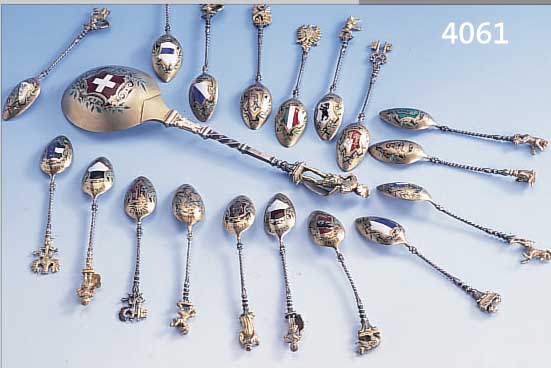 SAMMLUNG VON 21 SAMMELLöFFEL MIT DEN WAPPEN DER SCHWEIZER KANTONE BZW. STäDTE, 800ER SILBER VERGOLDET, WOHL HANAU, UM 1890/1900, GRIFFENDE ...