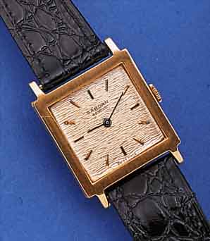 SARCAR ARMBANDUHR, SCHWEIZ UM 1973, GG 750/000, CARREE, BODEN 4-FACH VERSCHR. (1 VERSCHR. ZU ERS.), MATT. VERG. BLATT, 1/4- STD.-ZEICHEN ...