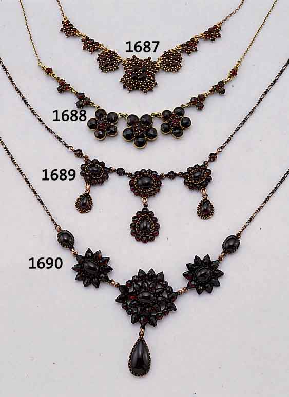 COLLIER MIT GRANATEN, BöHMEN UM 1930, SILBER VERGOLDET, SCHöNER GRANATBESATZ, L. CA.44 CM
