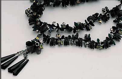 COLLIER UND PAAR OHRGEHäNGE, CSSR UM 1950 FüR PARISER HAUTE COUTURE, SCHWARZES UND MATT-KLARES GLAS, Z.T. FACETT., Z.T. IN DIE FORM/ VOR DER ...