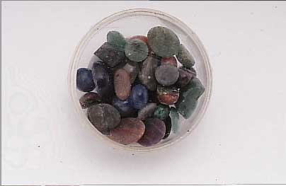 LOT FARBSTEINE ZUS. CA. 120 CT, RUBINE, SAPHIRE, SMARAGDE, üBERWIEGEND CABO- CHONS, VERSCH. GRößEN UND QUALITäTEN