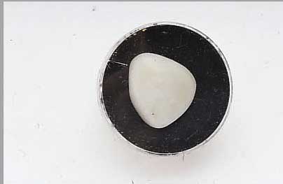 OPAL CA. 27 CT, SCHöNES FARBSPIEL IN ROT, GRüN UND BLAU