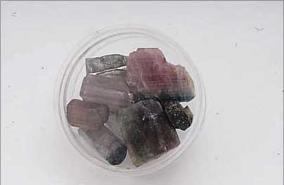 LOT 8 TURMALIN-ROHWARE ZUS. CA. 116 CT, VERSCH. GRößEN UND QUALITäTEN, Z.T. 2-FARBIG ROT/GRüN