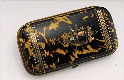 BRILLENETUI MIT SCHILDPATT, FRANKREICH UM 1870, NAPOLEON III, SCHILDPATT MIT GOLDPI- KEEEINLAGE UND PERLMUTT, L. BERIEBEN, SEITL. MIT LEDER, ...