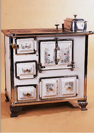 KüCHENHERD, FRANKREICH, UM 1900-1910, EMAILLIERT MIT FLORALEM DEKOR, SEITLICH UND ANEINER TüR MIT EMAILABPLATZUNGEN, INNEN EINIGE BLECHE ...