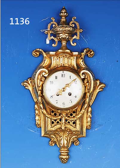 KARTELLUHR, FRANKREICH, UM 1910, VERZIERTES MESSINGGUßGEHäUSE IM KLASSIZISTISCHEM STIL, SCHWUNGBEREICH DES PENDELS MIT DURCHBRUCHAR- BEITEN, ...