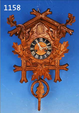 KUCKUCKSUHR, JUNGHANS, UM 1910/20, HELLES GESCHNITZTES HOLZGEHäUSE, HINTERER TEIL DES AUFSATZES FEHLT, ANTRIEB üBER 2 OFFENE ...