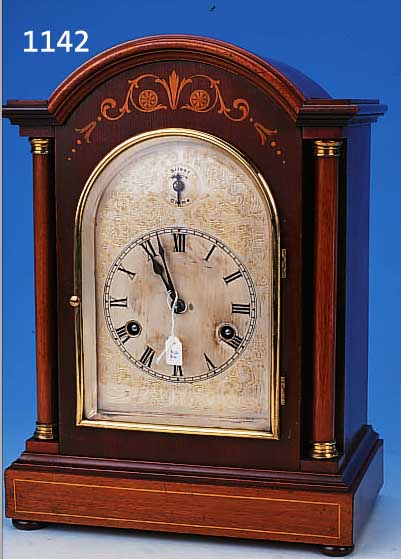 TISCHUHR MIT WESTMINSTERSCHLAG, MARKE PFEIL- KREUZ UM 1910/20, HOLZGEHäUSE MIT BANDIN- TARSIEN, 2 VOLLSäULEN, FACETT. GLASTüR, GRA- VIERTES ...