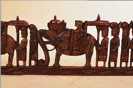 TüRFRIES, OSTJAVA, 19. - 20. JH., SIPHONHOLZ, RESTE ALTER BEMALUNG , PROZESSION EINES FüRSTEN, VERGOLDUNG SEK., L. 199 CM, B. 35 CM