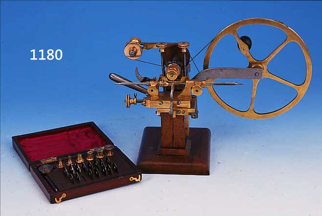 UHRMACHER-WERKZEUG, DEUTSCH, UM 1900, SOGEN.WäLZMASCHINE AUF ORIGIN. NUSSBAUMSOCKEL MONTIERT, STAHL/MESSING/BRONZE, SYSTEM ...