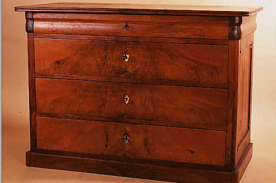 KOMMODE, DEUTSCH, UM 1835-45, NUßBAUMFUR- NIER GESPIEGELT, SCHLüSSELSCHILDER SEK., SEITLICH SCHWUNDRISSIG, 85 X 118 X 58 CM