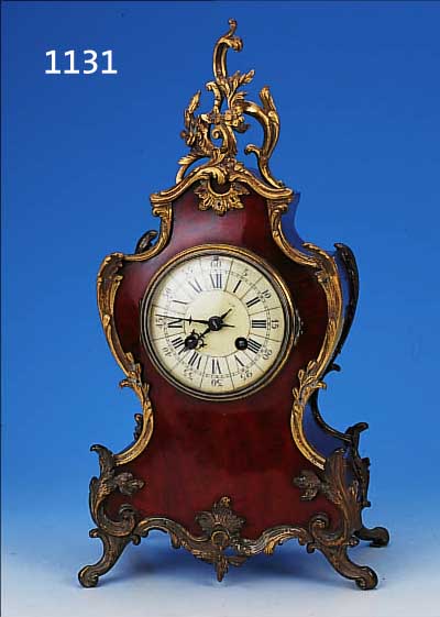 PENDULE, FRANKREICH, UM 1870, GESCHWUNGENES HOLZGEHäUSE IM LOUIS XV-STIL, DREISEITIG MIT SCHILDPATT BELEGT, APPLIKATIONEN IN BLATTFORM,FLORALE ...