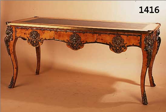 BüROTISCH, FRANKREICH UM 1900, AHORNFURNIER,3 SCHUBLADEN, REICH VERZIERT DURCH MESSINGAP- PLIKATIONEN, GRüNE LEDEREINLAGE IN DER PLATTE,TISCH IM ...