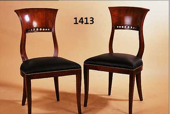6 STüHLE, NACH ALTEM VORBILD GEARBEITET, BUCHE, MAHAGONIFARBEN GEBEIZT, GEPOSTERTE SITZFLäCHE MIT SCHWARZEM LEDER BEZOGEN, GERIN-GE ...