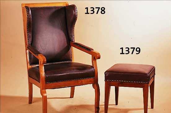HOCKER, WOHL DEUTSCH, UM 1850, KIRSCH, BRAU-NER LEDERBEZUG SEK., ALTERSBED. GEBRAUCHSSPU- REN, CA.: 47X44X44 CM.