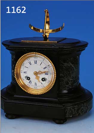 KAMINUHR, FRANKREICH UM 1880/90, SCHWARZER KALKSTEIN MIT GRüN GEäDERTEN MARMOREINLAGEN, FACAETT. GLASDECKEL VORNE U. HINTEN, EMAILZIF-FERBLATT ...