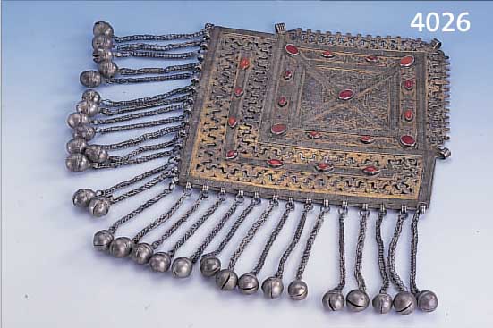 BRUSTSCHMUCKPLATTE, TURKMENISTAN UM 1900, SILBER, REINE TREIBARBEIT, TEILVERGOLDET, KARNEOLBESATZ IN VERSCH. SCHLIFFORMEN, MIN. BER., ...