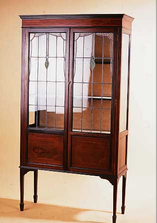 GLASVITRINE, ENGLAND, LOUIS XVI-STIL, UM 1900, NUß, MIT BANDINTARSIEN, DREISEIT. VERGLAST,BLEIVERGLASUNG AN DEN TüREN, RüCKWAND UND 3 ...