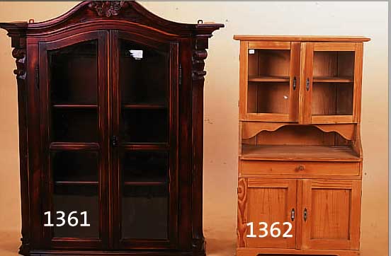 MODELLSCHRäNKCHEN, IN FORM EINES KüCHEN- SCHRäNKCHENS, WEICHHOLZ, ZWEI TüREN VERGLAST, SCHLüSSEL FEHLT, M. CA. 82X49X30 CM
