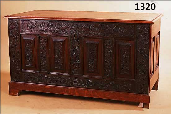 TRUHE, MITTELDT., UM 1730/40, EICHE, UMBAU, DECKEL NICHT ZU öFFNEN, ZWEI REICH GESCHNITZTETüREN (DAT. 1799), OHNE SCHLüSSEL, ALTERSBE- DINGTE ...
