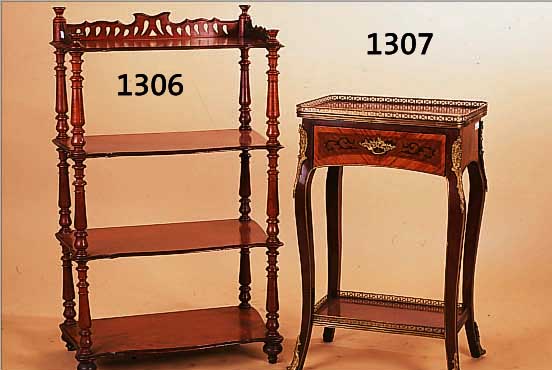 ETAGèRE, DT., UM 1900, NUßBAUM MAHAGONIFARB.GEBEIZT, VIER GEDRECHSELTE BEINE, ALTERSBE- DINGTE GEBRAUCHSSPUREN, CA. 99X59X33 CM