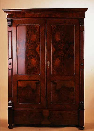 GRüNDERZEITSCHRANK, UM 1890, KORPUS WEICH- HOLZ, NUß/WURZELNUß, FURNIERT, Z. TEIL GE- SPIEGELT, LISENEN AUS DEM VOLLHOLZ, ...