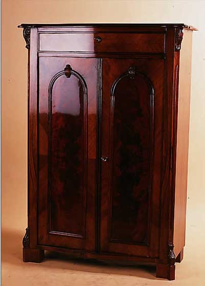 VERTIKO, DEUTSCH, UM 1880/90, KORPUS WEICH- HOLZ, NUß FURNIERT, MAHAGONIFARBEN GE- BEIZT, KASSETTEN IN DEN TüREN PPYRAMIDEN- MAHAGONI ...