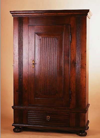SCHRANK, WOHL MITTELDEUTSCH/BERLIN UM 1830/40, EICHE MASS., RESTAURIERT, SCHWENKBARE KLEI-DERHAKEN, TüR KASSETTIERT UND EINE SCHUBLADE MIT ...