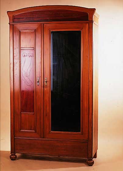 SCHRANK, WOHL DEUTSCH, UM 1900, KIRSCH- FURNIER, EINE TüR FACETTIERT VERSPIEGELT, IM GIEBEL U. LINKER TüR ZEITTYP. SCHNITZARBEITEN AUF ...