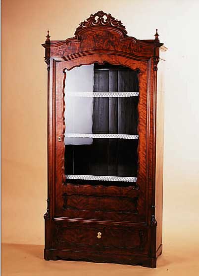 SCHRANK, MITTELDT., UM 1835/45, LOUIS PHIL.,BIRKE-AHORFURNIER, 1-TüRIG VERGLAST, 3 EINLEG-BöDEN, 1 SOCKELSCHUBLADE VERSCHLOSSEN (OHNE PASSENDEN ...