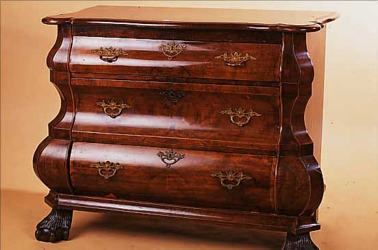 KOMMODE, HOLLAND, UM 1930, BAROCKSTIL, NUß/ WURZELNUß FURNIERT, TATZENFüßE, 3 SCHUBLADEN MIT MESSINGBESCHLäGEN, OHNE SCHLüSSEL, ALTERS-BED. ...
