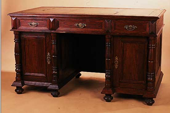 SCHREIBTISCH, WOHL DEUTSCH, UM 1890, EICHE MASSIV, 4 GEDRECHSELTE VOLLSäULEN VORN U. HIN-TEN, FREI STELLBAR, PLATTE MIT GRüNER LEDER- AUFLAGE, 2 ...