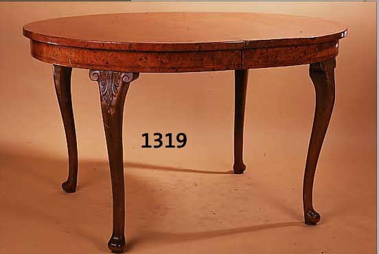 OVALER AUSZIEHTISCH, DEUTSCH, UM 1900, PLATTE VOGELAHORN MIT UMLAUFENDEN INTARSIEN, 1 EINLEGEBODEN, BEINE NUß SEK., ALTERSBED. ...