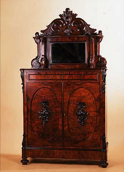 VERTIKO, DEUTSCH, UM 1870, NUßBAUMWURZEL- FURNIER, AUFSATZ MIT SCHNITZEREIEN UND FACETT.SPIEGELEINSATZ, TüRFüLLUNGEN MIT AUFGELEGTEN ...