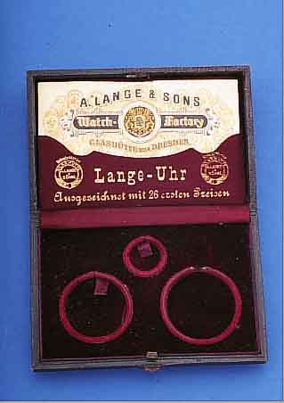 A.LANGE & SÖHNE UHRENETUI, ORIG., LEDERBEZ.,AUßEN NUTZSP. ALTERSBED., INNEN PERF. ERHAL- TUNG, RESERVE-ZUGFEDER U. SAVONETTEGL. ERH., FüR ...