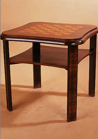 SPIELTISCH, DT., UM 1920, NUßBAUMFURNIER, PLATTE MIT SCHACHBRETT, ABLAGEFACH, ALTERS- SPUREN, CA. 61 X 65 X 65 CM