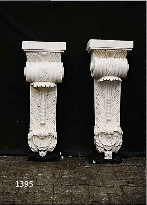 PAAR WANDKONSOLEN, FRANKREICH, UM 1900, MARMOR, AUS EINEM STüCK GEHAUEN, FEINE BILD- HAUERISCHE ARBEIT, H. CA. 81 CM, 18 X 30 CM