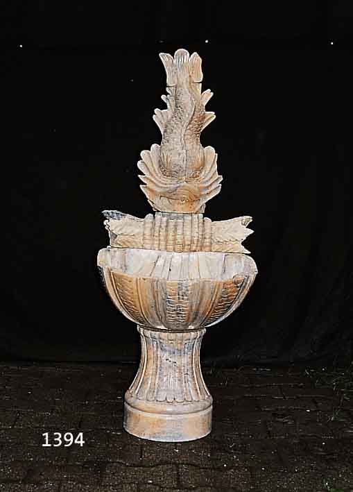 BRUNNEN IN FORM EINES FISCHES AUF MUSCHEL, ROSA MAMOR, GEHAUEN, SEHR AUFWENDIGE ARBEIT, M. 117 X 48 CM