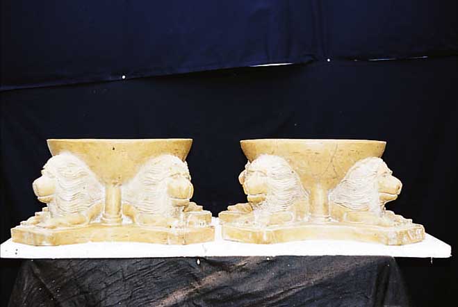 PAAR SCHALEN, BRAUNER MARMOR, 4 GUT AUSGE- ARBEITETE LöWEN TRAGEN SCHALE, H. CA. 23 CM, D. CA. 36 CM