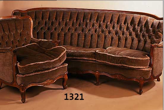 SOFA M. ZWEI SESSELN, DT., UM 1960/65, RAH- RAHMEN NUSSBAUM U. BUCHE MASS., QUALITäTVOLLERBAROCKSTIL, GESCHNITZT, SOFA IN SICH GE- SCHWEIFT, ...