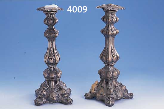 KERZENLEUCHTERPAAR, DEUTSCH 1835/40, SILBER GEPRüFT, LOUIS-PHILIPPE-STIL, VERBEULT, GEBR.-SPUREN, FUß GEFüLLT, H CA. 30 CM, ...