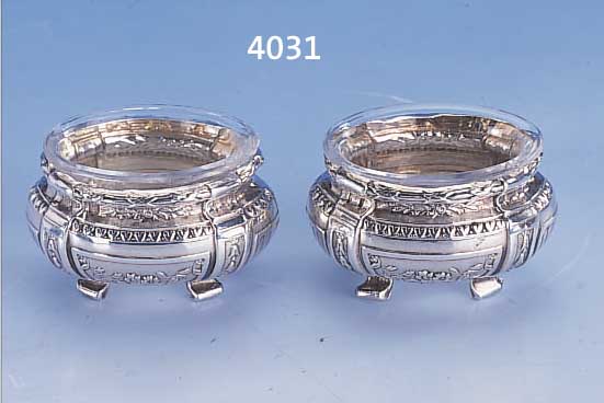 SALZSCHäLCHENPAAR, FRANKREICH UM 1890, 950ER SILBER, KLASSIZISTISCHE DEKOR MIT BLUMENGRILANDEN, LOUIS-SEIZE-BANDVERZIERUNG, 4 FüßE, 1 ...