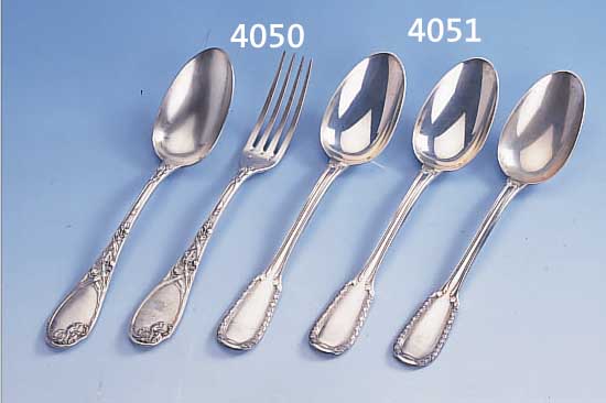 6 EßLöFFEL VON EMILE PUIFORCAT, PARIS UM 1900, CA. 490 G, SPATENFORM MIT LORBEERRANKEN, KLASSIZISTISCH, FEINER GUß NACHGESTOCHEN, L. CA. 21.5 ...
