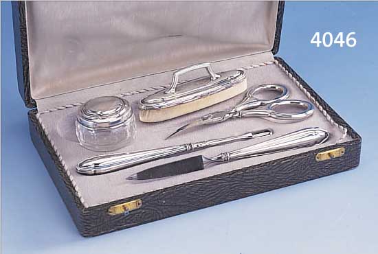 NAGELSET, 835ER SILBER, DEUTSCH UM 1900, MEISTERMARKE LUTZ & WEISS PFORZHEIM, BEST. AUSSCHERE, NAGELSCHIEBER, FEILE, POLIERER UND TIEGEL MIT ...
