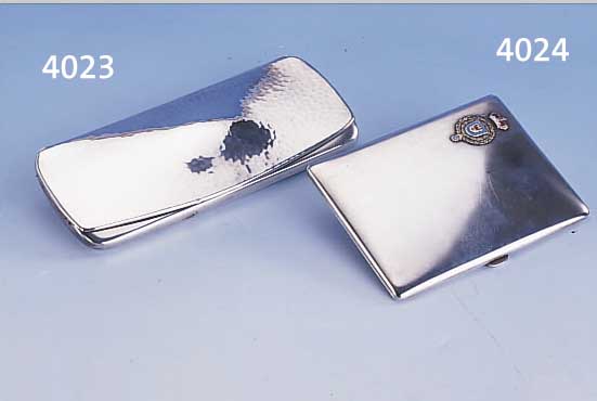 SILBERNES BRILLENETUI MIT VERGOLDETER BRILLE, ETUI LUTZ & WEISS PFORZHEIM, CA. 30ER J., HAMMERSCHLAGVERZ., INNEN SAMTBEZUG, BRILLE AUS DER ...