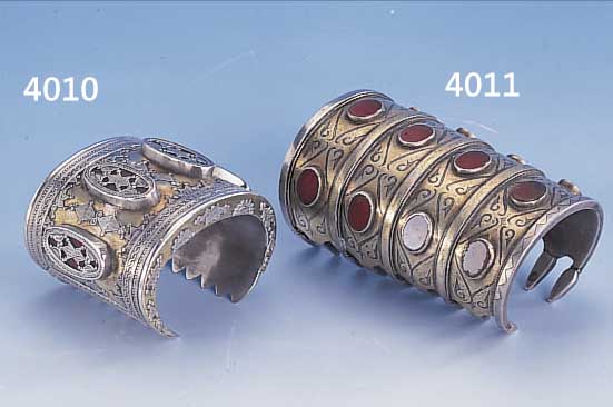 BREITER TURKMENEN-ARMREIF, SILBER TEILVER- GOLDET, EINSäTZE KARNEOL, UM 1910/20, PRUNKVOLL, VGL. LIT.: H. RUDOLPH, DER ...