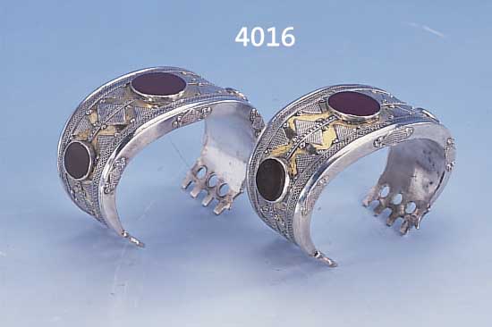 KONVOLUT 2 TURKMENEN-ARMREIF, KARNEOLBESATZ SILBER, VERGOLDET, 20ER JAHRE, FILIGRAN- ARBEIT, SEHR AUFWENDIG, SCHöNE SCHWERE QUAL., VGL. LIT.: ...