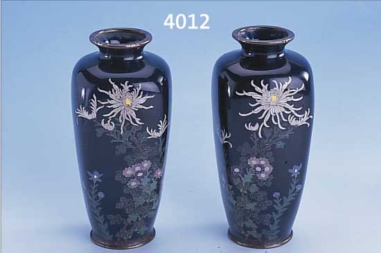 VASENPAAR, JAPAN UM 1910/15, NäHE ZU ANDO JUBEY, KORPUS KUPFER, DUNKELBLAU EMAILLIERT MIT CHRYSANTHEMENMOTIV IN CLOISONNE-EMAIL MIT ...