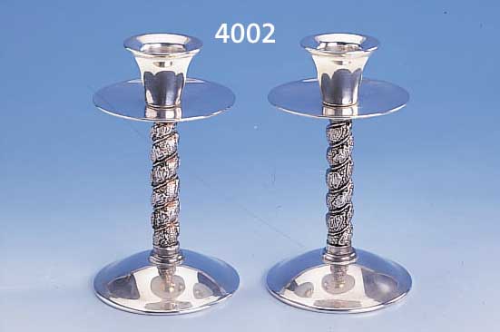 KERZENLEUCHTERPAAR, SPANIEN, SILBER, MAURISCHER BAROCKSTIL, STIEL MIT UMLAUFENDEM WEINLAUBDEKOR, CA. 325 G, H CA. 13 CM