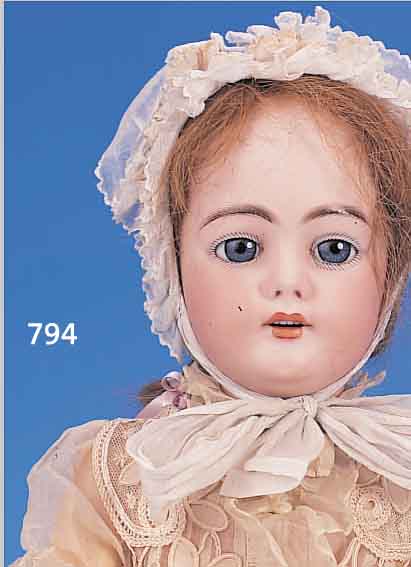 PORZELLANKOPFPUPPE, SIMON & HALBIG FüR JUMEAU,UM 1900, BLAUE GLASAUGEN, OFFENER MUND MIT VIER ZäHNEN OBEN, DURCHSTOCHENE OHRLäPPCHEN, AN DEN ...